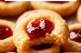 Raspberry Almond Shortbread Cookie